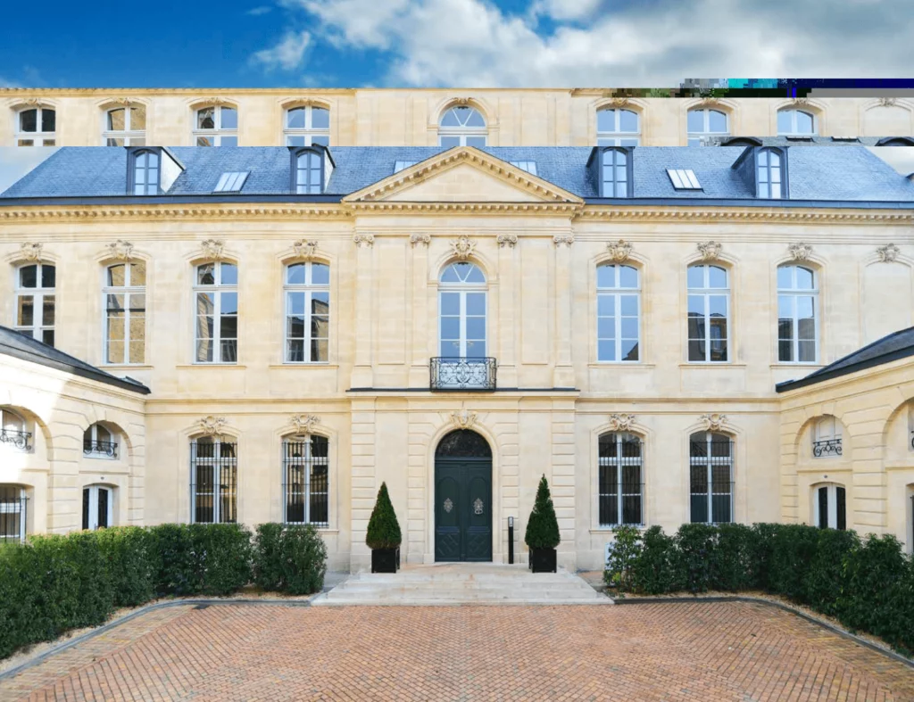 Façade rénovée d’un immeuble classé Monument Historique, architecture d’époque mise en valeur après restauration.