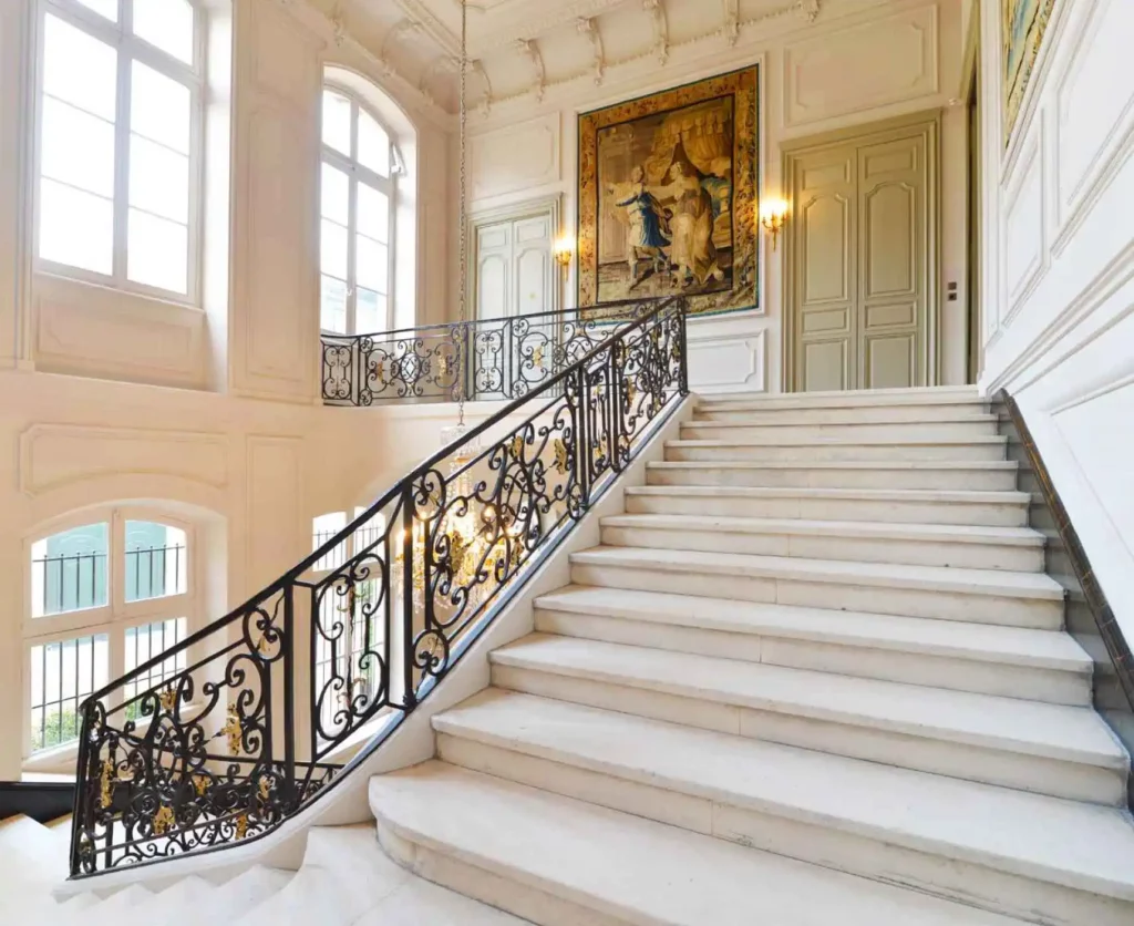Escalier en pierre majestueux rénové dans les parties communes d’un immeuble ancien réhabilité grâce au dispositif loi Malraux.