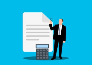 Personne examinant des données financières avec une loupe et une calculatrice à la main