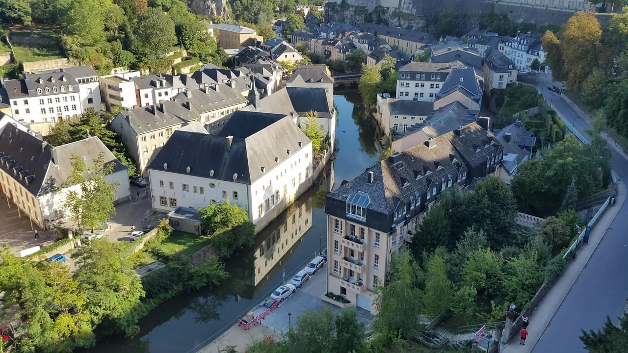 Vue panoramique de la ville du Luxembourg, symbole de stabilité et de sécurité financière