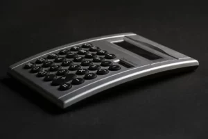 Calculatrice et documents financiers symbolisant le calcul des plafonds PER et des déductions fiscales